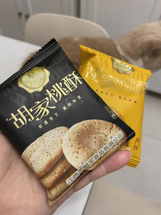 胡家桃酥，非遗传承，一定要打call的美食，我这个不爱吃糕糕饼饼的一口气吃个仨，香酥松脆，甜中带微咸，一口下去芝麻的清香混在其中，太好吃了，配牛奶红茶咖啡都很不错。 商品图3