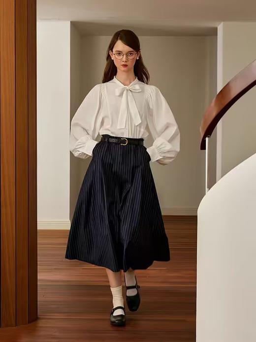 浮生八记/24C100/复古电影感通勤系带蝴蝶结领百褶灯笼袖衬衫 商品图0