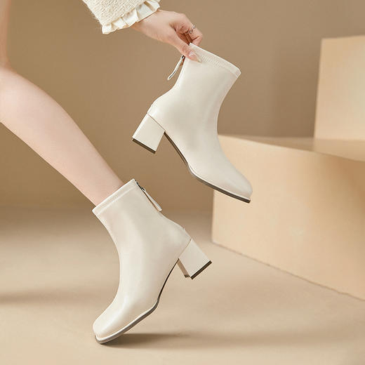 西遇法式方头短靴女新款秋冬高级感配裙高跟靴黑色粗跟瘦瘦靴D3547657 商品图2