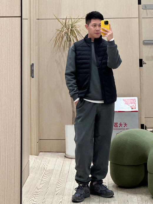 露珠系列羽绒马甲 男款丝羊毛精纺平纹布 立体绗缝走线精致 桑蚕丝+绵羊毛混纺纱线 直身H版型 实穿百搭 精致圆立领设计 商品图3