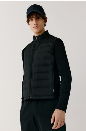 露珠系列羽绒马甲 男款丝羊毛精纺平纹布 立体绗缝走线精致 桑蚕丝+绵羊毛混纺纱线 直身H版型 实穿百搭 精致圆立领设计