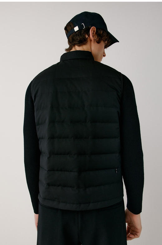 露珠系列羽绒马甲 男款丝羊毛精纺平纹布 立体绗缝走线精致 桑蚕丝+绵羊毛混纺纱线 直身H版型 实穿百搭 精致圆立领设计 商品图2