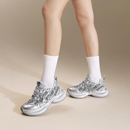 千百度银色网面时尚老爹鞋女款秋季运动休闲鞋A24430020 商品图2
