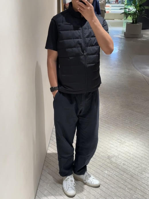 露珠系列羽绒马甲 男款丝羊毛精纺平纹布 立体绗缝走线精致 桑蚕丝+绵羊毛混纺纱线 直身H版型 实穿百搭 精致圆立领设计 商品图4