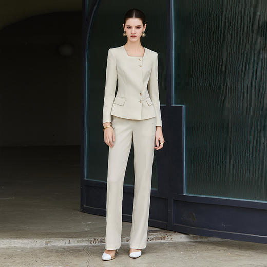 IWY/春秋季新款高级感米色设计感方领西装短外套职业通勤套装CP2008 商品图0