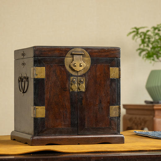 清早期 紫檀平顶官皮箱 商品图1