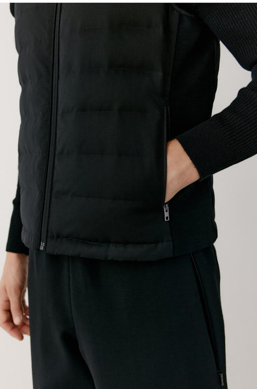 露珠系列羽绒马甲 男款丝羊毛精纺平纹布 立体绗缝走线精致 桑蚕丝+绵羊毛混纺纱线 直身H版型 实穿百搭 精致圆立领设计 商品图1