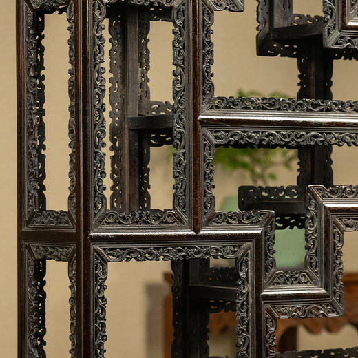 清 紫檀透雕卷草纹圈口博古架摆件（一对） 商品图4