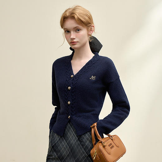 学院风设计感刺绣V领针织开衫女轻薄保暖收腰外套V3842699 商品图3