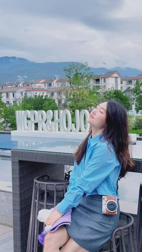 蓝衬衫+灰半裙高智穿搭