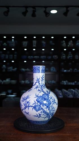 柴窑青花九桃五福天球瓶
