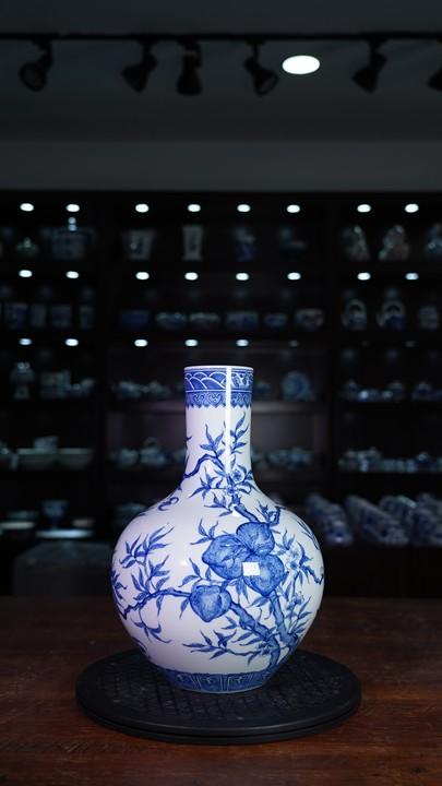 柴窑青花九桃五福天球瓶 商品图0