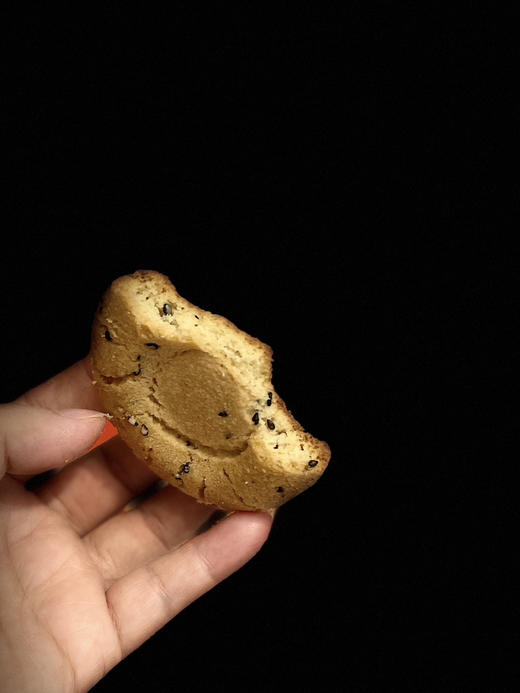 胡家桃酥，非遗传承，一定要打call的美食，我这个不爱吃糕糕饼饼的一口气吃个仨，香酥松脆，甜中带微咸，一口下去芝麻的清香混在其中，太好吃了，配牛奶红茶咖啡都很不错。 商品图2