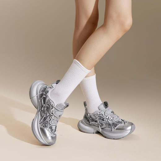 千百度银色网面时尚老爹鞋女款秋季运动休闲鞋A24430020 商品图1