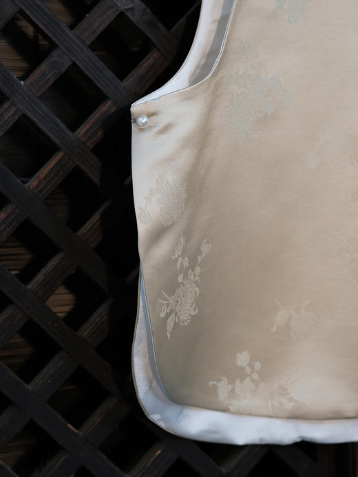 盛唐牡丹| 凝脂色花锦缎菊花纹马甲 商品图7