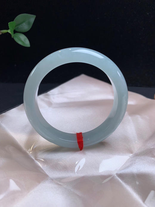 611384，57.7天空蓝正圈手镯，12.8-8.3mm，整体带蓝底色 干净均匀 商品图3