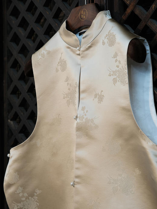 盛唐牡丹| 凝脂色花锦缎菊花纹马甲 商品图4