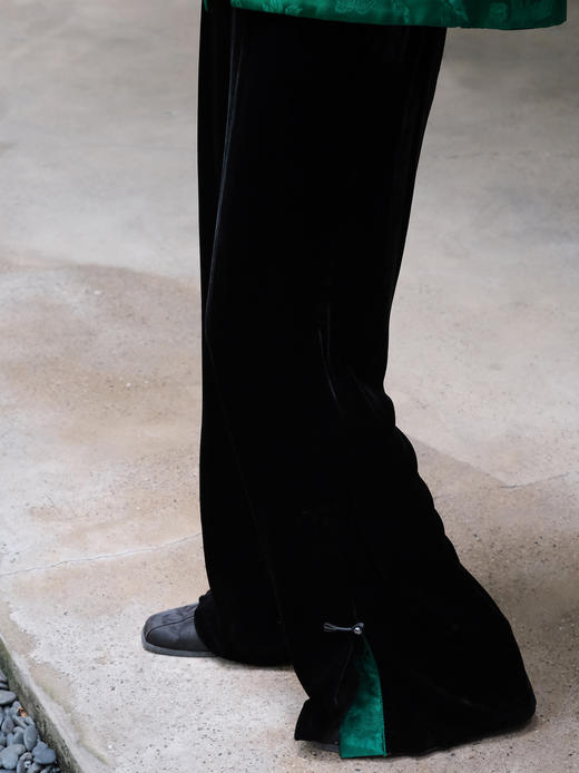 盛唐牡丹| 黑色丝绒松紧腰女裤-祖母绿裤脚口 商品图2