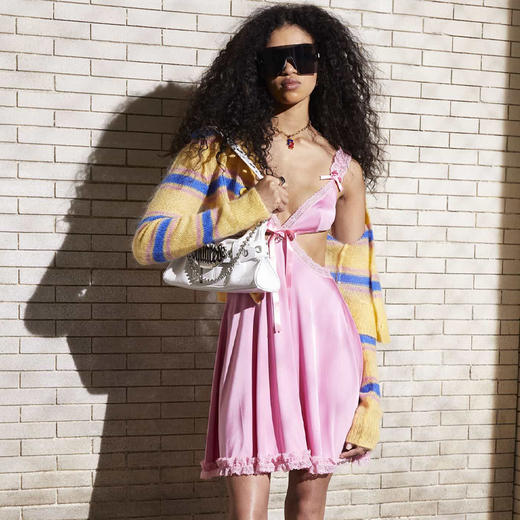 【一】DSQUARED2 女士带珐琅金属徽标扣哥特式皮革提挎包 白色 SDW0064 01500001 1062 商品图3