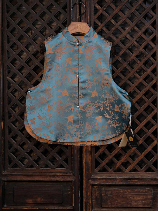 盛唐牡丹| 秋波蓝喜鹊纹花蕾缎马甲 商品图0