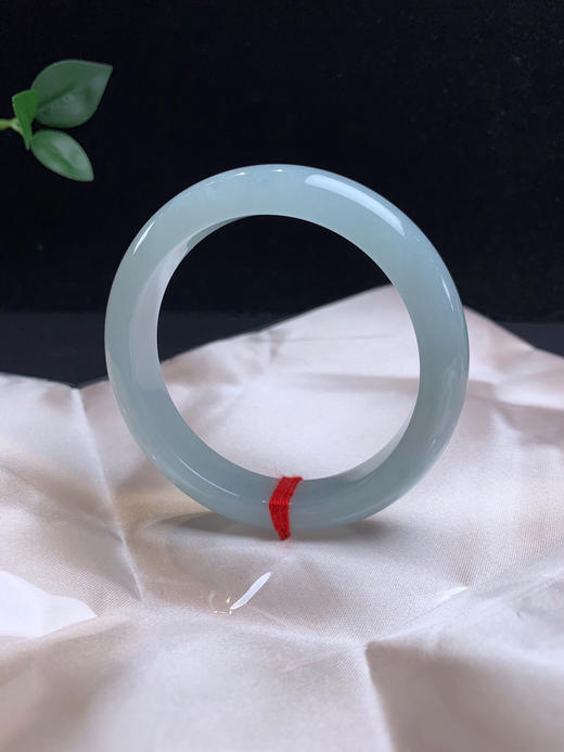 611384，57.7天空蓝正圈手镯，12.8-8.3mm，整体带蓝底色 干净均匀 商品图4