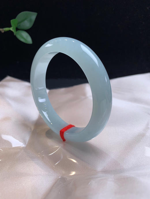 611384，57.7天空蓝正圈手镯，12.8-8.3mm，整体带蓝底色 干净均匀 商品图5