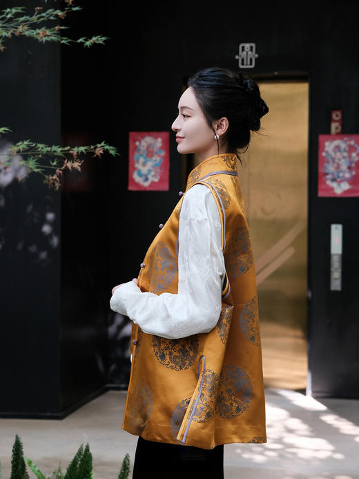 盛唐婧 |中式国风库缎中长马甲-黄色 商品图4