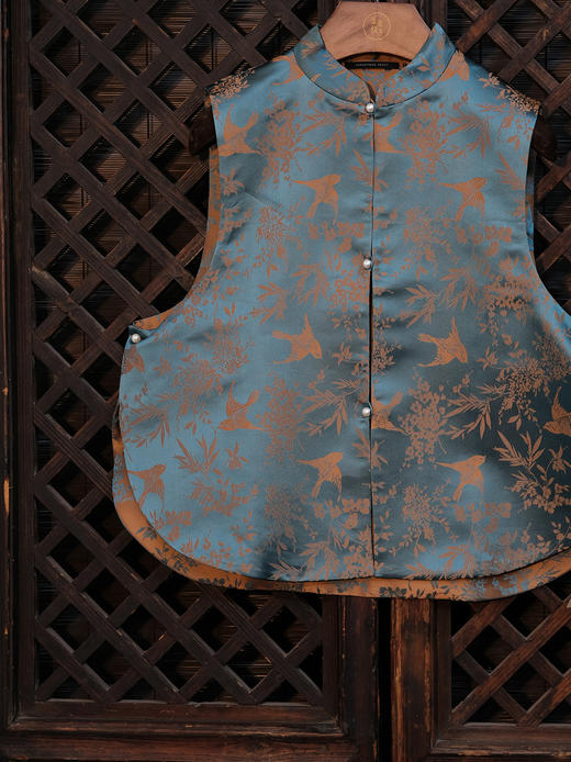 盛唐牡丹| 秋波蓝喜鹊纹花蕾缎马甲 商品图1