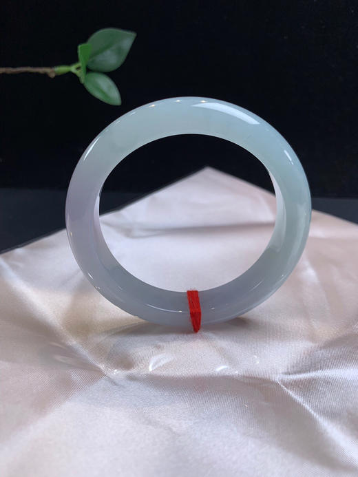 611385，54.7淡春彩正圈手镯，12.7-8mm，一截浅浅的蓝底，一截淡紫 商品图0