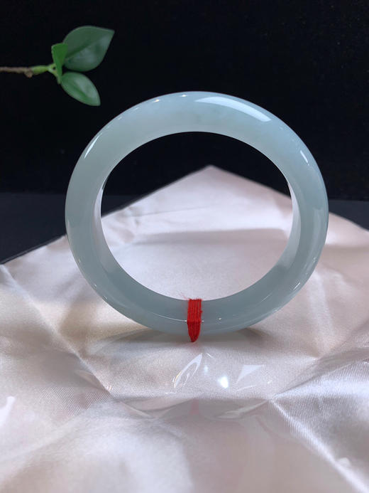 611384，57.7天空蓝正圈手镯，12.8-8.3mm，整体带蓝底色 干净均匀 商品图0