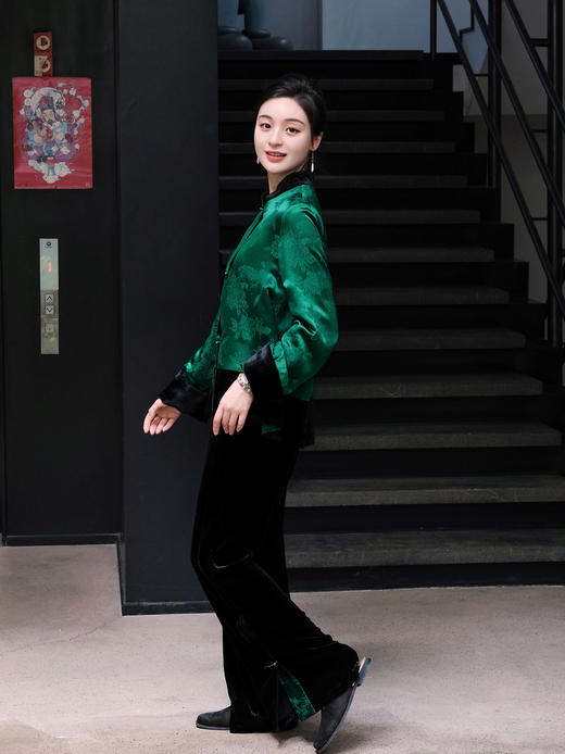 盛唐牡丹| 丝绒配祖母绿蝶恋花纹冠乐绉双面穿外套 商品图1