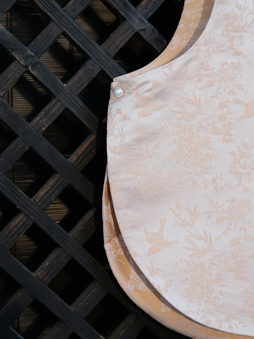 盛唐牡丹| 荷花白喜鹊纹花蕾缎马甲 商品图7