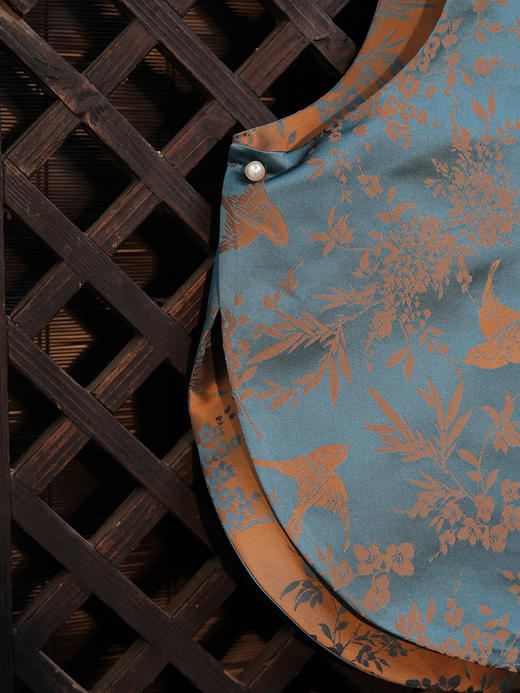 盛唐牡丹| 秋波蓝喜鹊纹花蕾缎马甲 商品图3