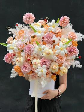 高端轻奢定制花束抱抱桶幸福时光