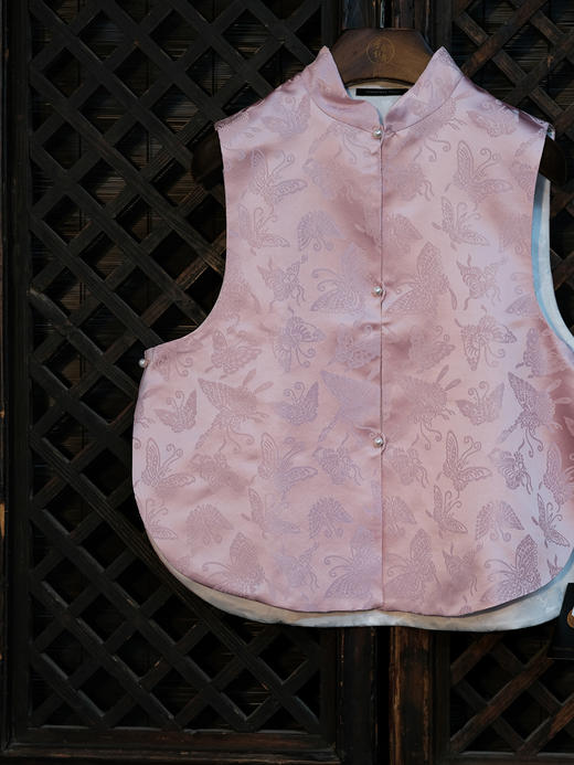 盛唐牡丹| 姜红色百蝶纹花锦缎马甲 商品图4