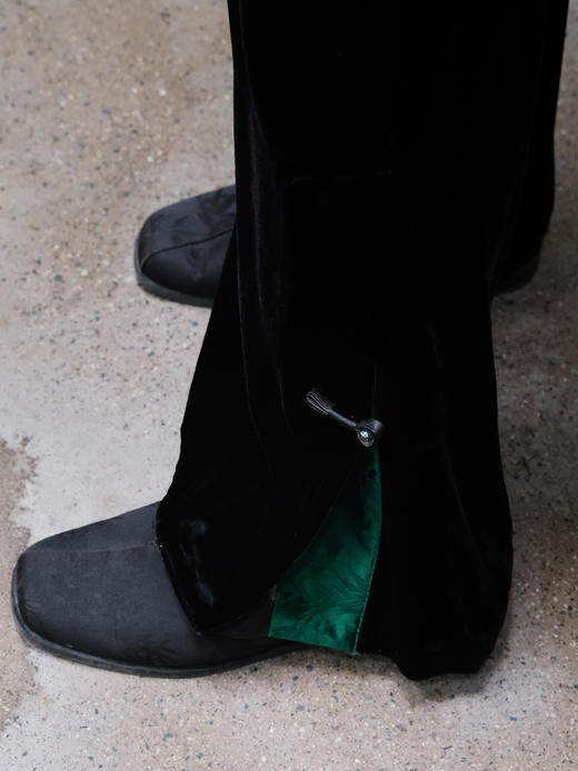 盛唐牡丹| 黑色丝绒松紧腰女裤-祖母绿裤脚口 商品图3