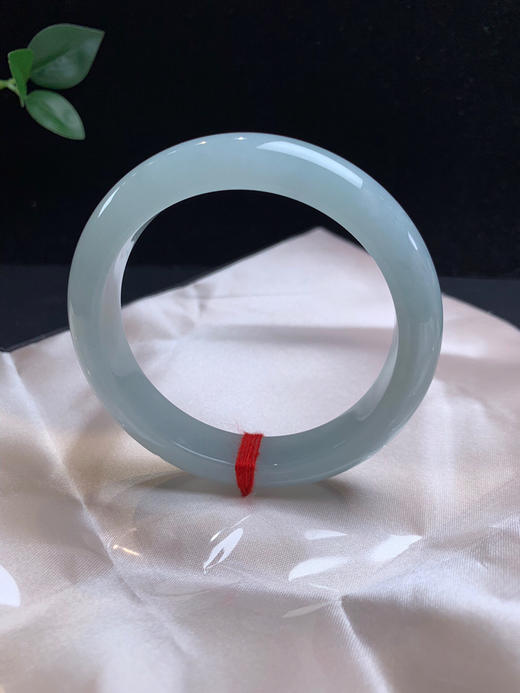 611384，57.7天空蓝正圈手镯，12.8-8.3mm，整体带蓝底色 干净均匀 商品图2