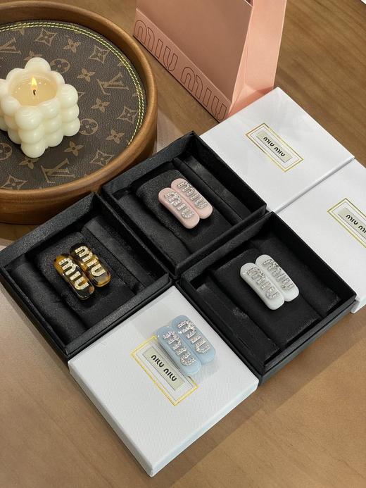 缪缪张元英同款MIU字母水晶树脂玻璃对夹侧边夹发夹（XTY） 商品图1