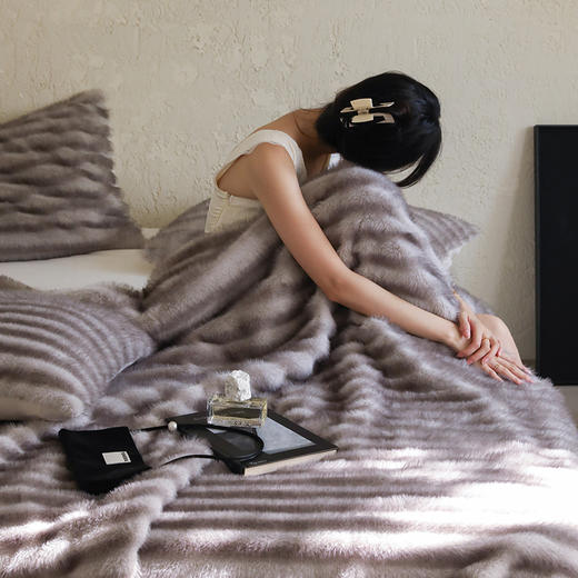 自然醒龙猫貂绒毛毯ins轻奢风环保兔绒毯子可机洗秋冬保暖沙发休闲膝盖盖毯MT 商品图5