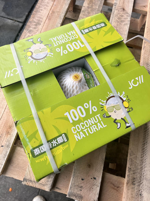 超爱喝的椰青，泰国椰青，比SK2还补水的神器感。，椰子界的天花板，汁水比普通椰青更香甜，椰肉更白嫩细腻，美滋滋滴，先喝椰汁，再吃椰肉哦
一箱9粒，配有开椰🥥器 商品图3