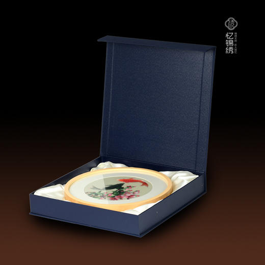 蜀绣单面绣挂屏-锦鲤逐花荫 商品图3