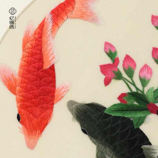 蜀绣单面绣挂屏-锦鲤逐花荫 商品图2