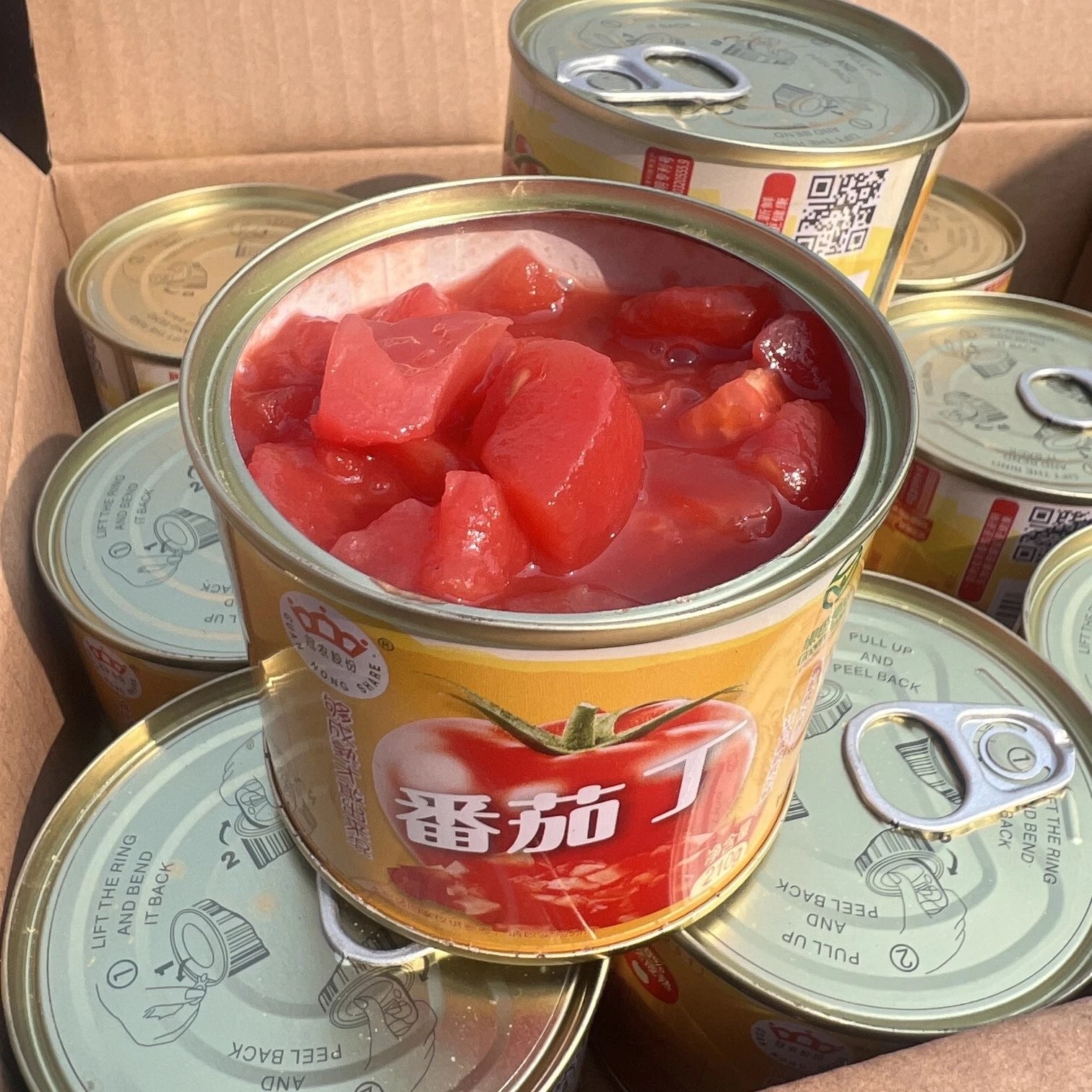 无添加-新疆冠农番茄丁~自然成熟，去皮纯番茄块，无人工色素成分，无防腐剂，口感新鲜，宛如现摘一般。无论炒菜还是烧汤，都别具风味。