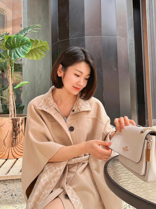 COACH蔻驰 Klare 26 纯色搭扣翻盖开合 牛皮革 单肩斜挎包 中号 女款 粉笔白色（CB） 商品图1