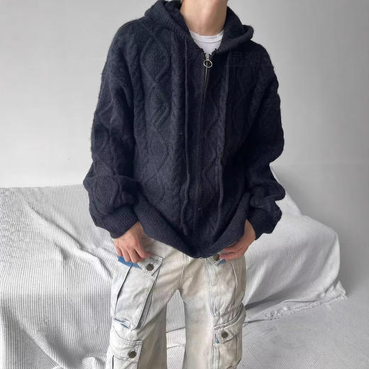 【韩系慵懒风，春秋百搭款】慵懒男孩必备，春秋季新款百搭宽松针织衫毛衣，连帽设计，休闲随性，尽显韩系慵懒风。 商品图2