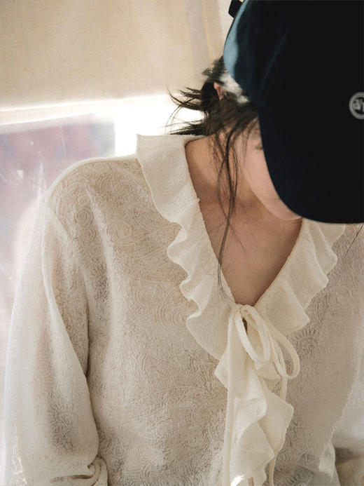 Even Vintage| 浪漫蕾丝 V型荷叶边领羊毛提花轻盈舒适喇叭袖衬衫 商品图4