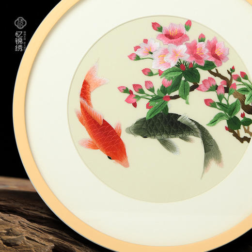 蜀绣单面绣挂屏-锦鲤逐花荫 商品图1