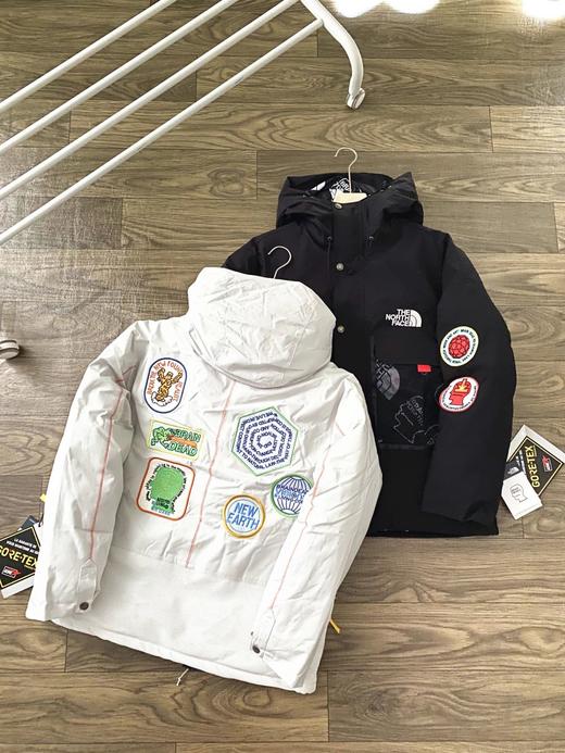 北面脑死亡联名款 Printrd nuptse Jaclet 多徽标工装刺绣羽绒服 商品图3