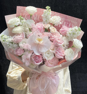 【温柔物语】11支粉雪山玫瑰➕1朵蝴蝶兰➕支紫罗兰➕15朵洋桔梗➕2支折射蔷薇，精品高档花束