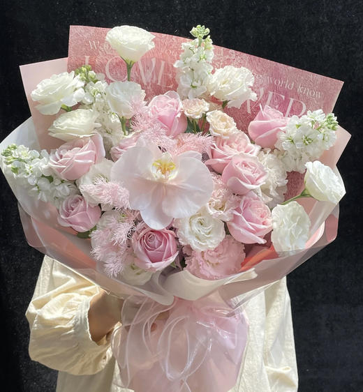 【温柔物语】11支粉雪山玫瑰➕1朵蝴蝶兰➕支紫罗兰➕15朵洋桔梗➕2支折射蔷薇，精品高档花束 商品图0